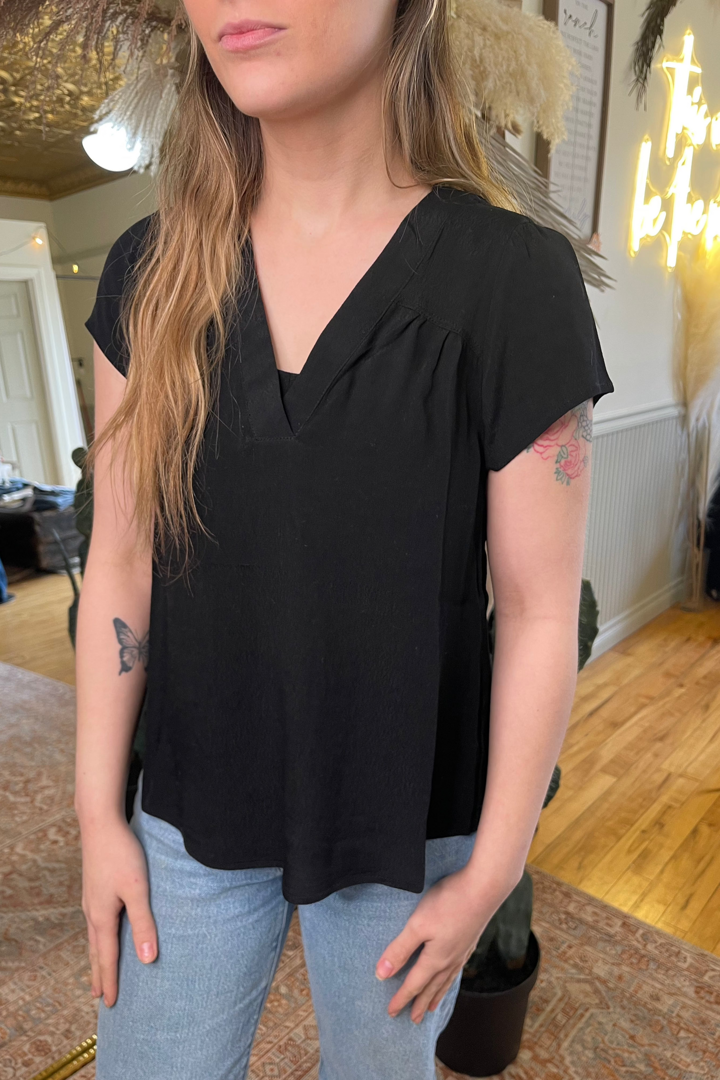 BRINNEY FLOWY CAP SLEEVE V-NECK TOP