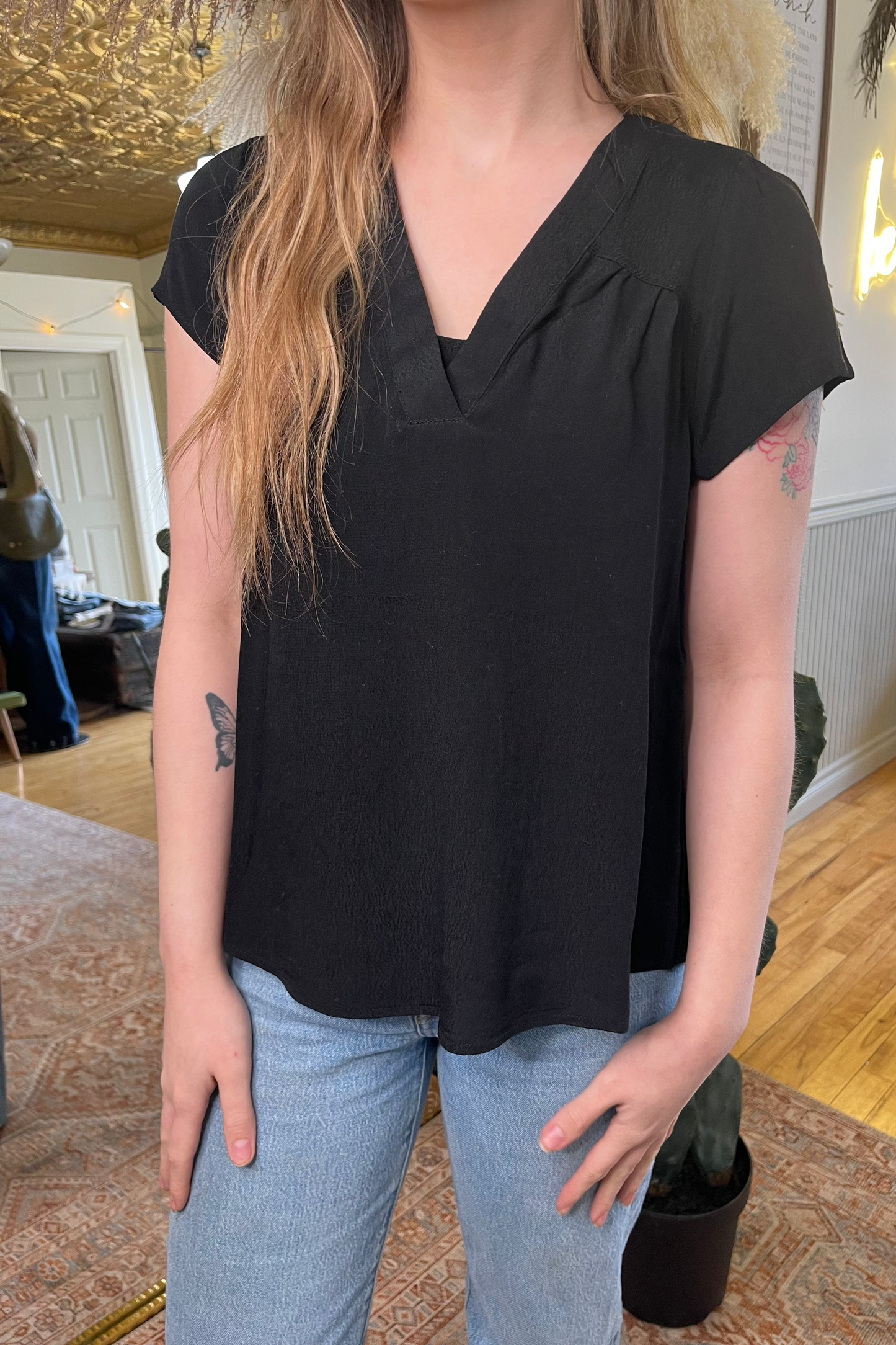 BRINNEY FLOWY CAP SLEEVE V-NECK TOP