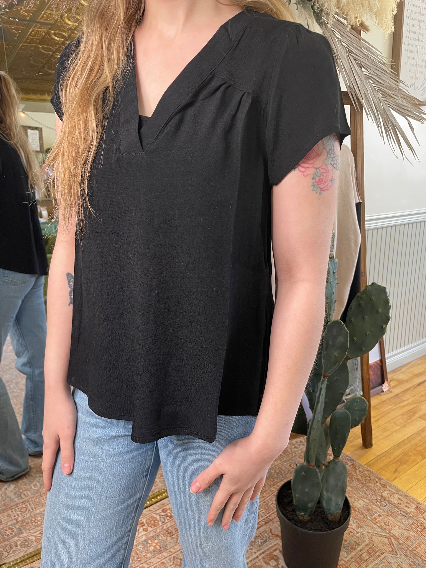 BRINNEY FLOWY CAP SLEEVE V-NECK TOP