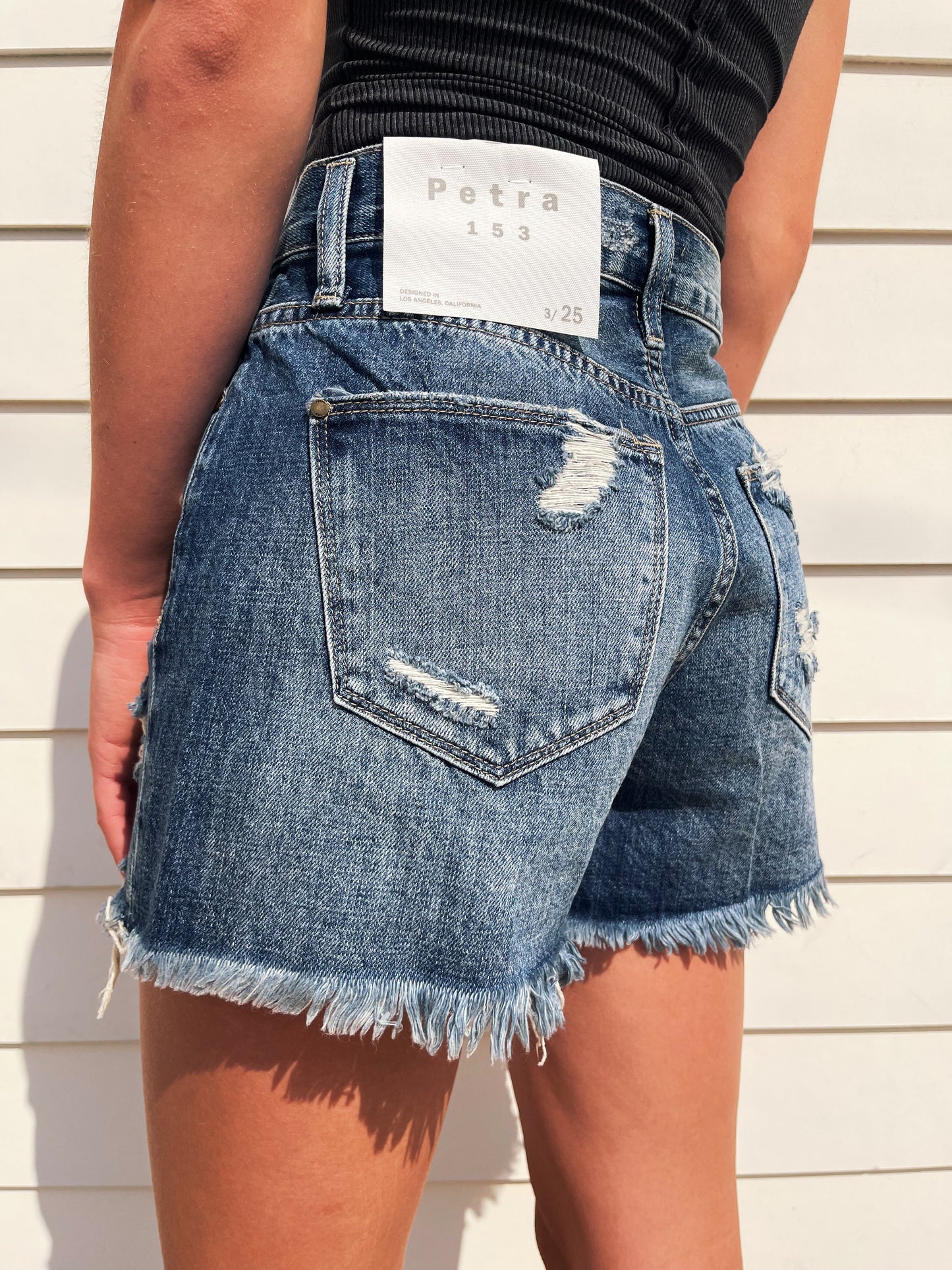 HIGH RISE FRAYED PETRA SHORT