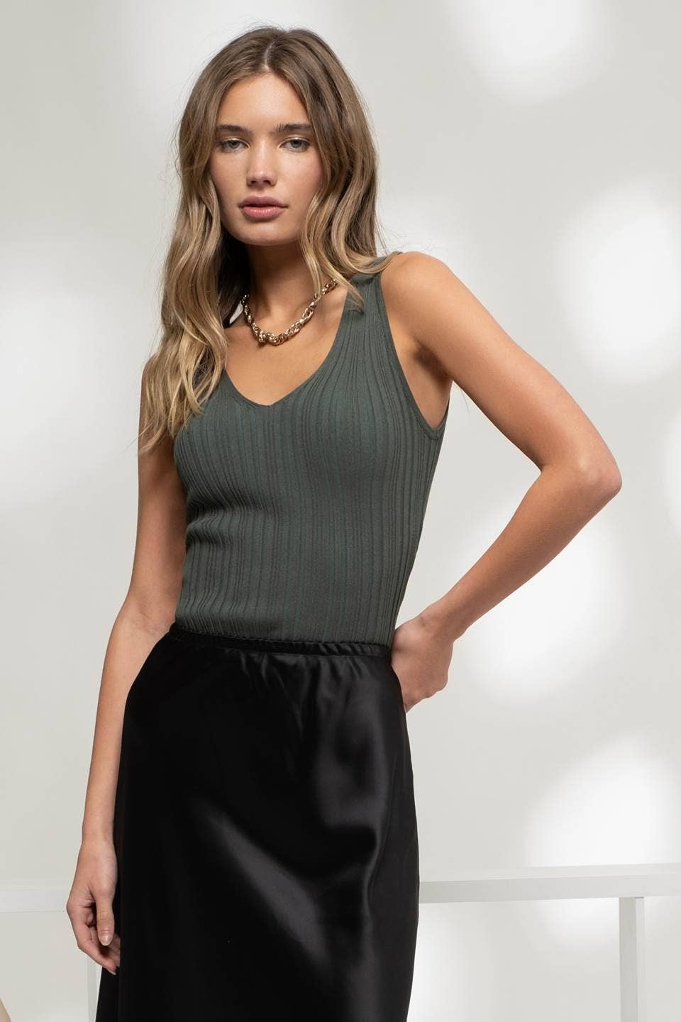 V-NECK SWEATER TANK