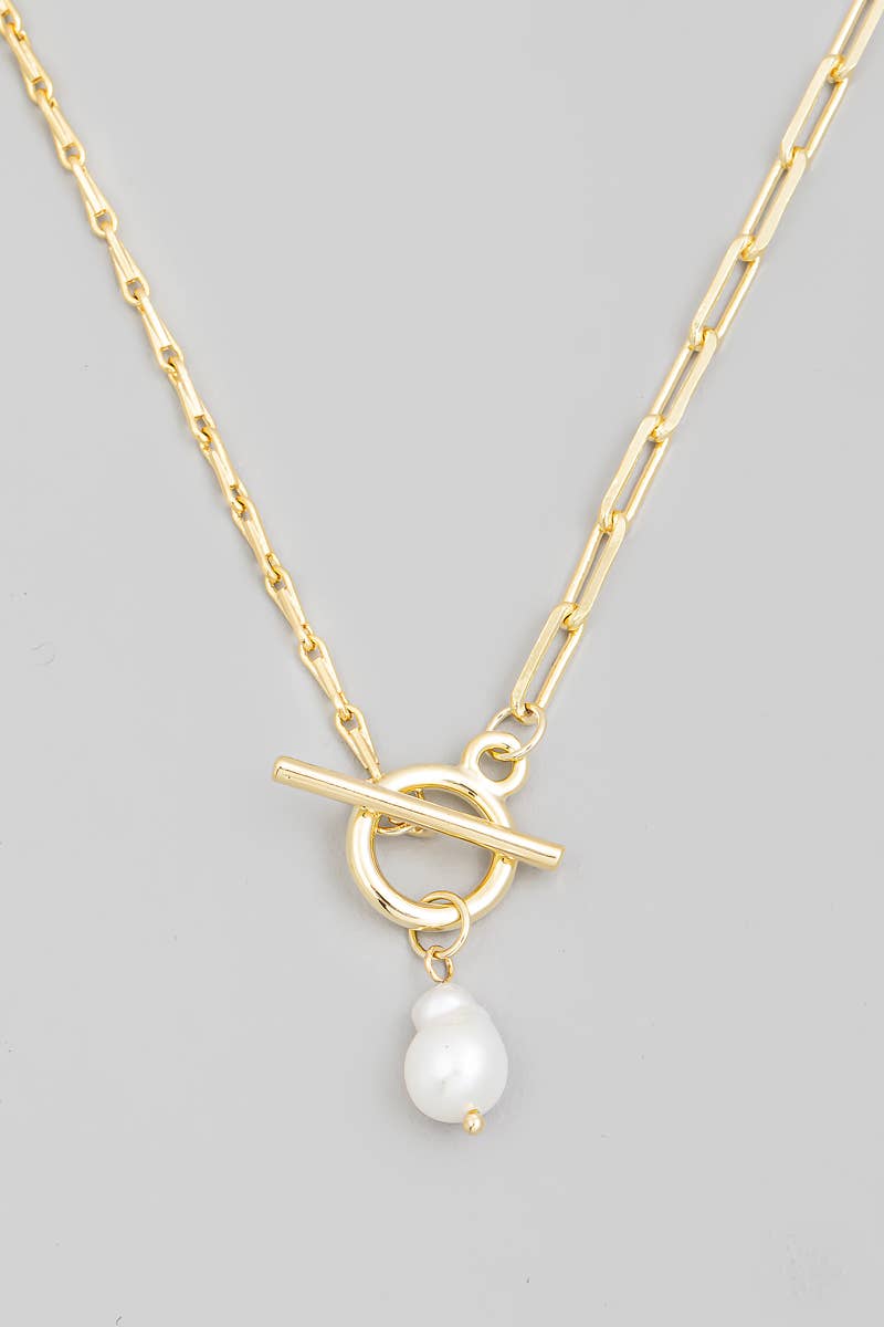 TOGGLE PEARL CHARM NECKLACE